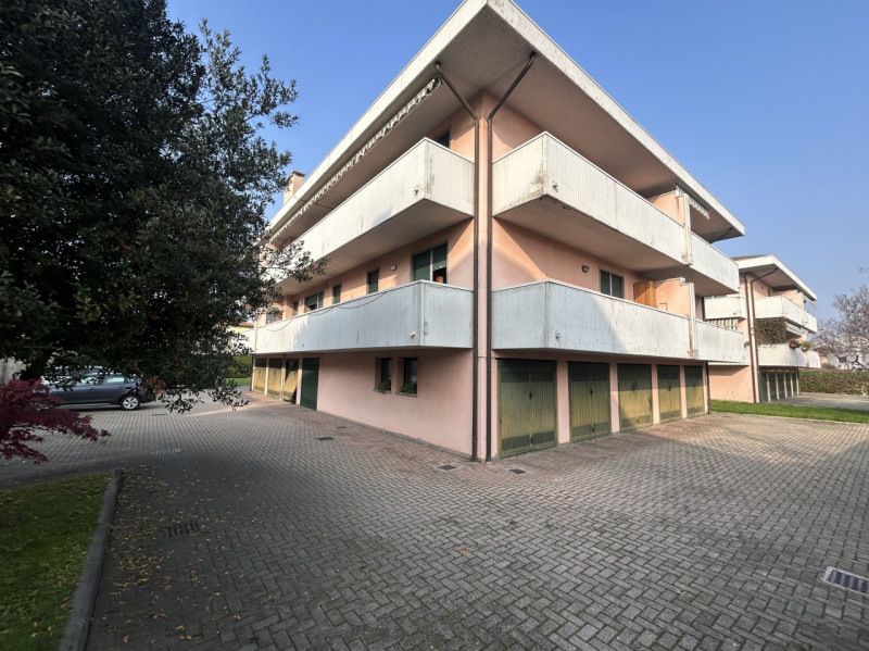 In una delle zone più apprezzate di Albignasego, proponiamo in vendita un appartamento al primo p...
