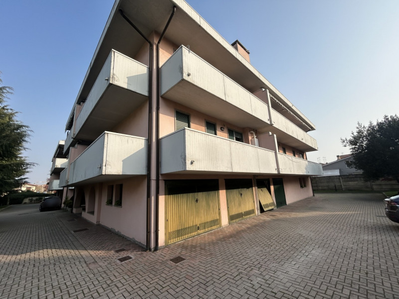 In una delle zone più apprezzate di Albignasego, proponiamo in vendita un appartamento al primo p...