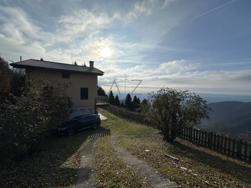 Proponiamo in vendita una splendida casa singola situata nel comune di Solagna, immersa nella nat...