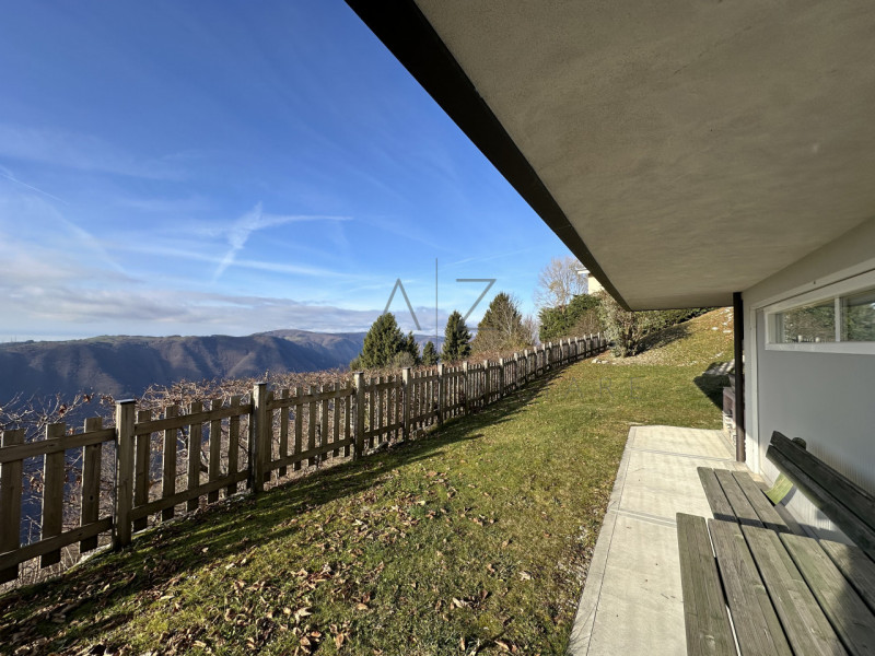Proponiamo in vendita una splendida casa singola situata nel comune di Solagna, immersa nella nat...
