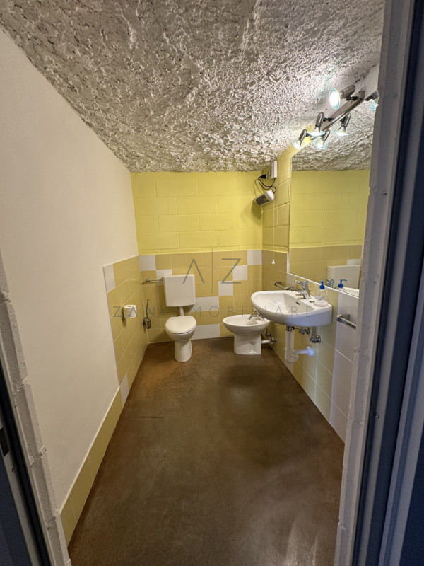 Proponiamo in vendita una splendida casa singola situata nel comune di Solagna, immersa nella nat...