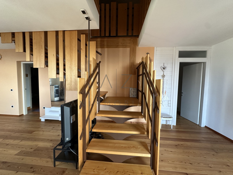 Proponiamo in vendita una splendida casa singola situata nel comune di Solagna, immersa nella nat...