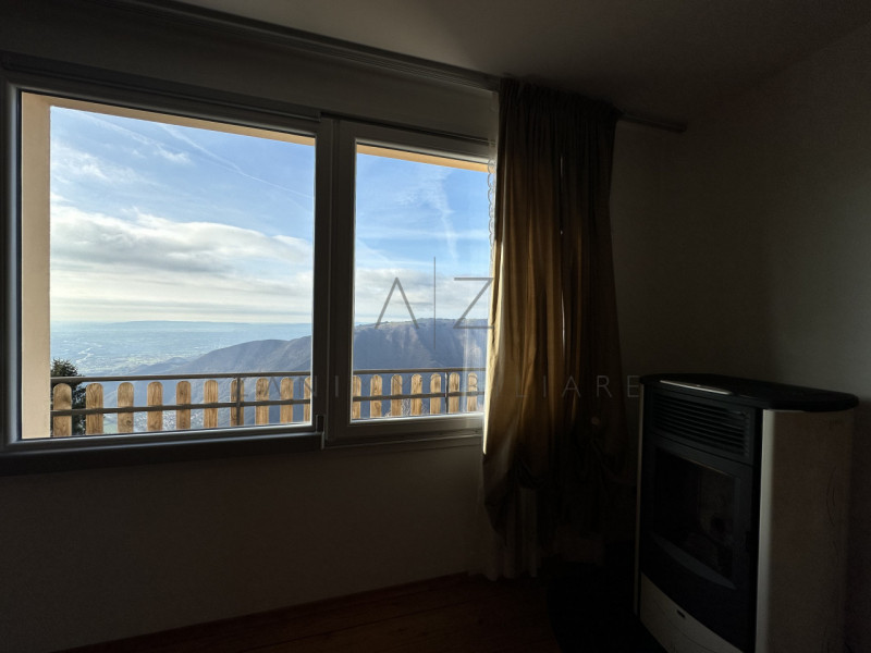 Proponiamo in vendita una splendida casa singola situata nel comune di Solagna, immersa nella nat...