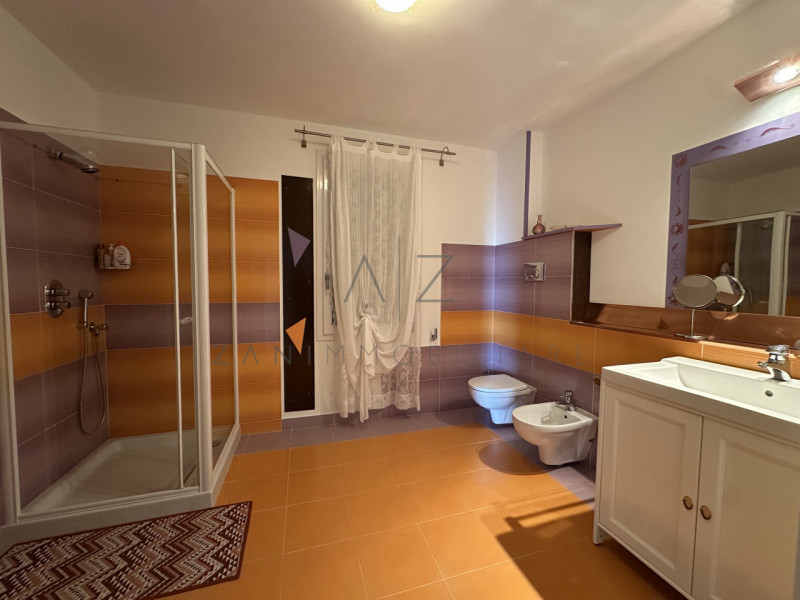 Proponiamo in vendita una splendida casa singola situata nel comune di Solagna, immersa nella nat...