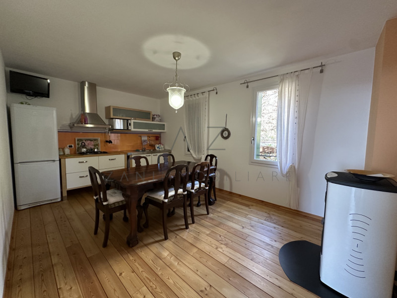 Proponiamo in vendita una splendida casa singola situata nel comune di Solagna, immersa nella nat...