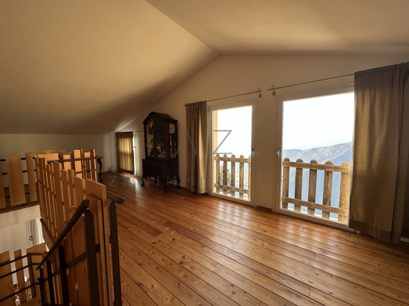 Proponiamo in vendita una splendida casa singola situata nel comune di Solagna, immersa nella nat...