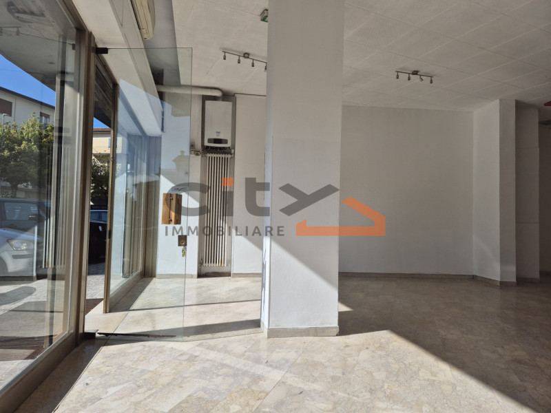 NEGOZIO CHIAVI IN MANO A POCHI MINUTI A PIEDI DA BASSANO DEL GRAPPA.
Proponiamo in affitto un lum...