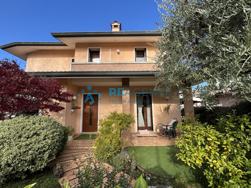 L'immobile è caratterizzato da un curato giardino che circonda la proprietà, offrendo uno spazio ...