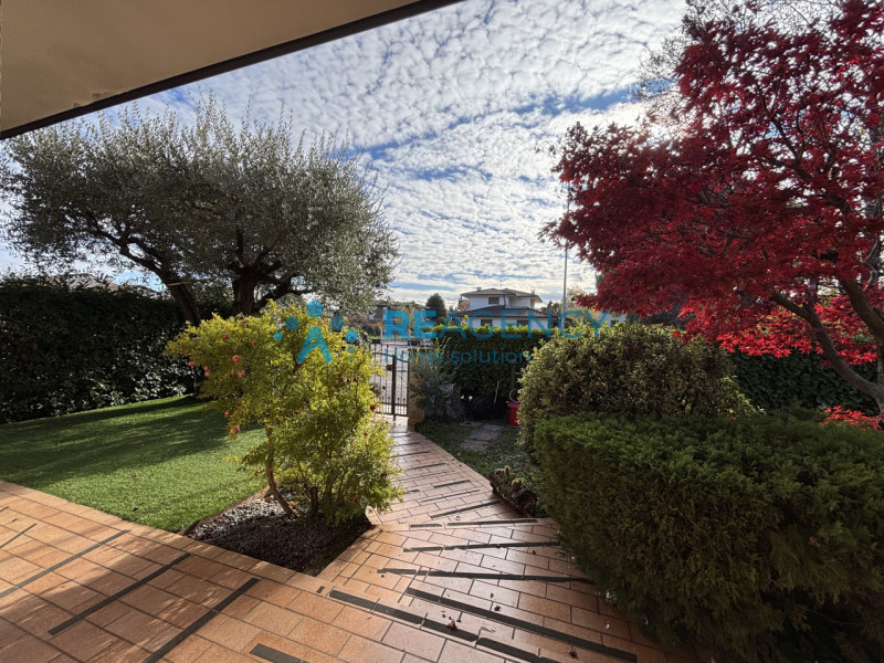 L'immobile è caratterizzato da un curato giardino che circonda la proprietà, offrendo uno spazio ...