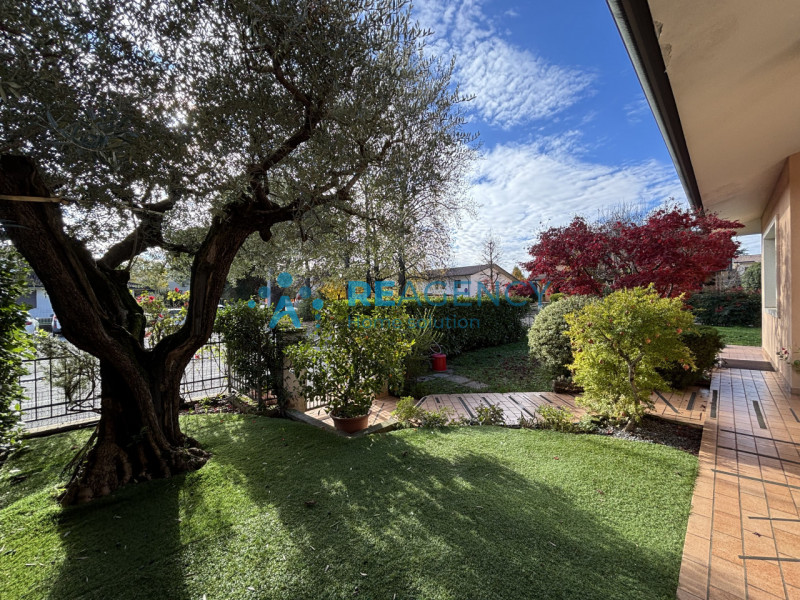 L'immobile è caratterizzato da un curato giardino che circonda la proprietà, offrendo uno spazio ...