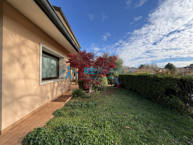 L'immobile è caratterizzato da un curato giardino che circonda la proprietà, offrendo uno spazio ...