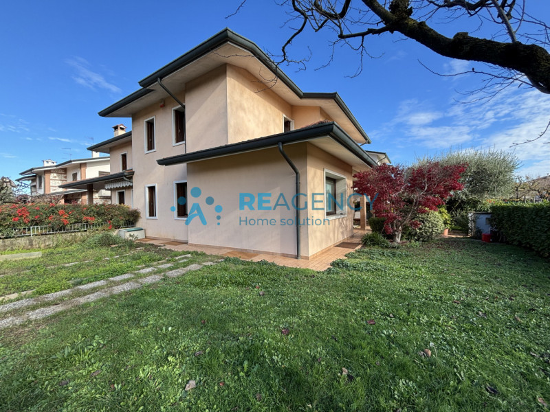 L'immobile è caratterizzato da un curato giardino che circonda la proprietà, offrendo uno spazio ...