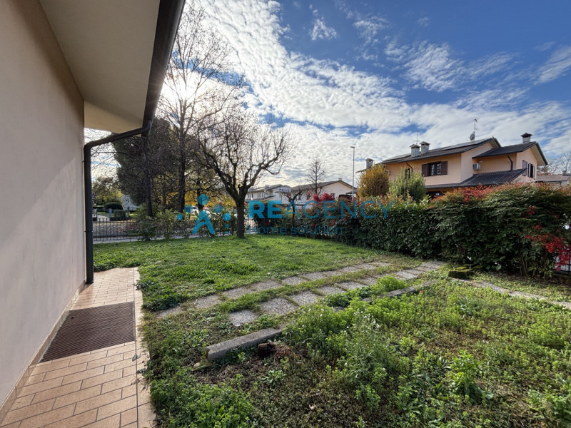 L'immobile è caratterizzato da un curato giardino che circonda la proprietà, offrendo uno spazio ...