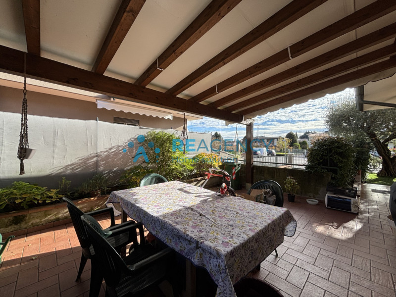 L'immobile è caratterizzato da un curato giardino che circonda la proprietà, offrendo uno spazio ...