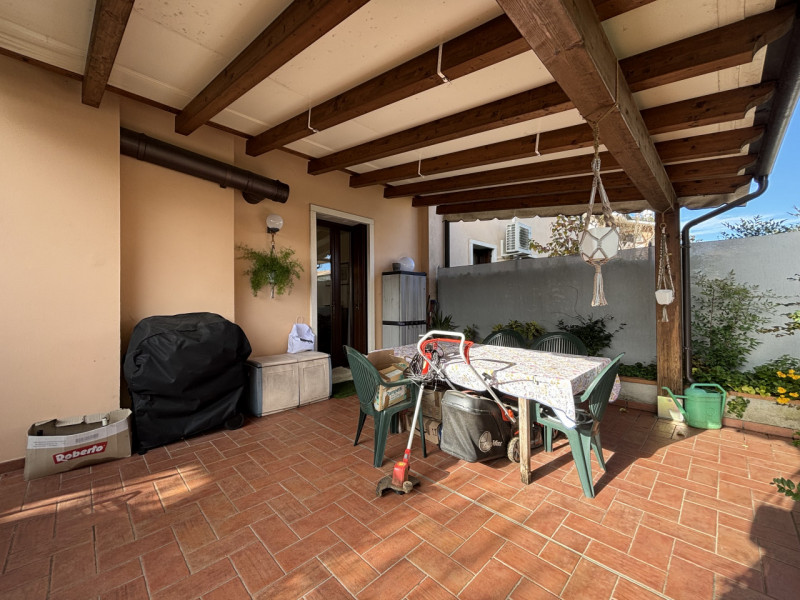 L'immobile è caratterizzato da un curato giardino che circonda la proprietà, offrendo uno spazio ...