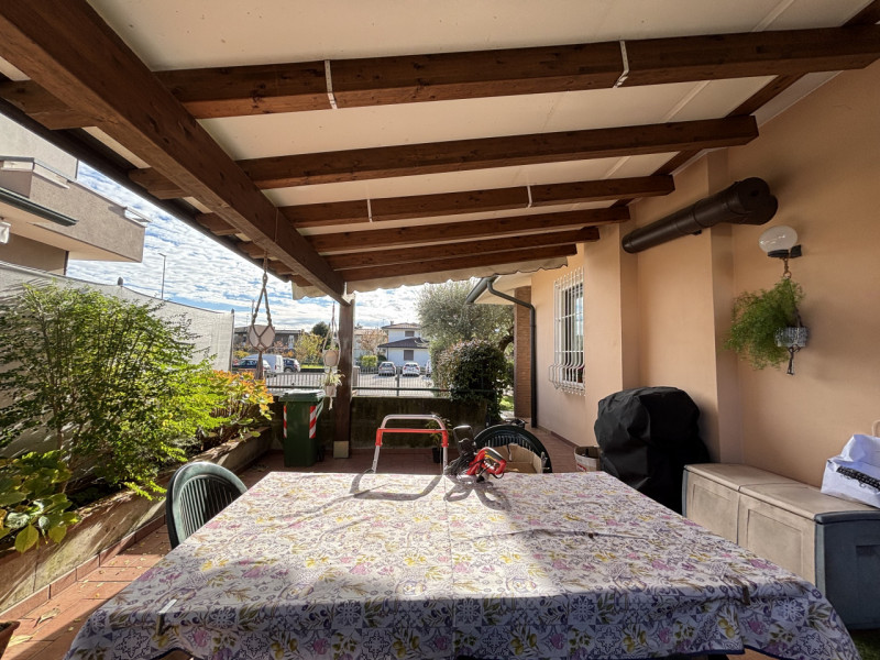 L'immobile è caratterizzato da un curato giardino che circonda la proprietà, offrendo uno spazio ...