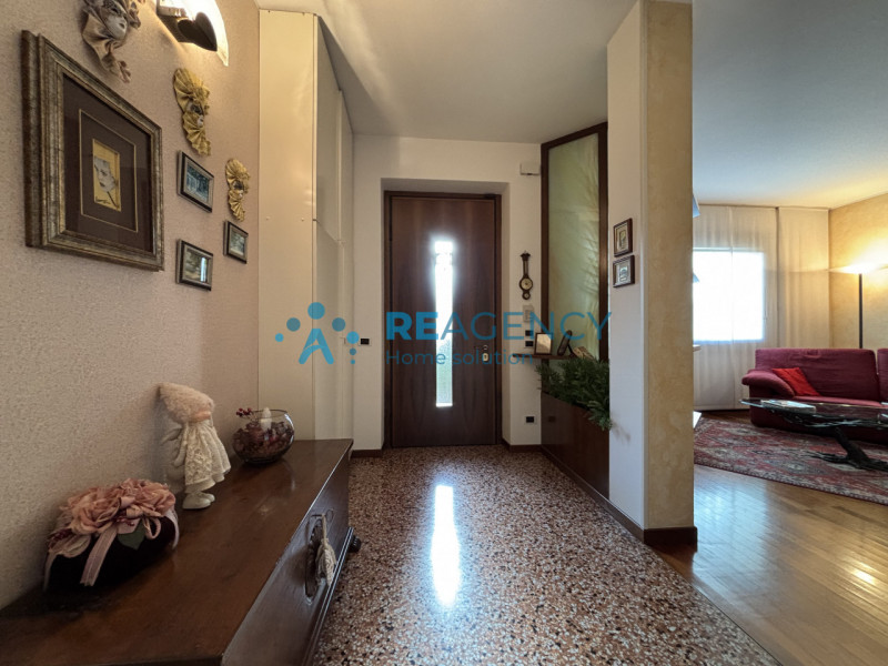 L'immobile è caratterizzato da un curato giardino che circonda la proprietà, offrendo uno spazio ...