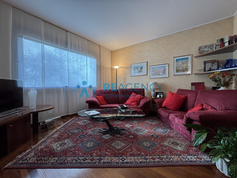 L'immobile è caratterizzato da un curato giardino che circonda la proprietà, offrendo uno spazio ...