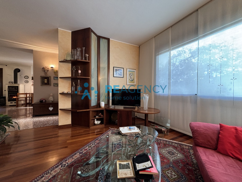 L'immobile è caratterizzato da un curato giardino che circonda la proprietà, offrendo uno spazio ...