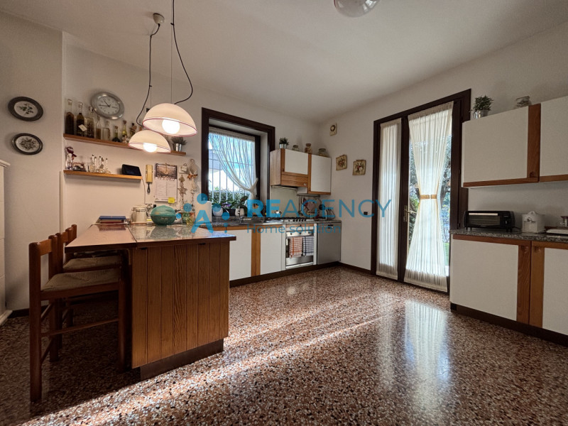 L'immobile è caratterizzato da un curato giardino che circonda la proprietà, offrendo uno spazio ...