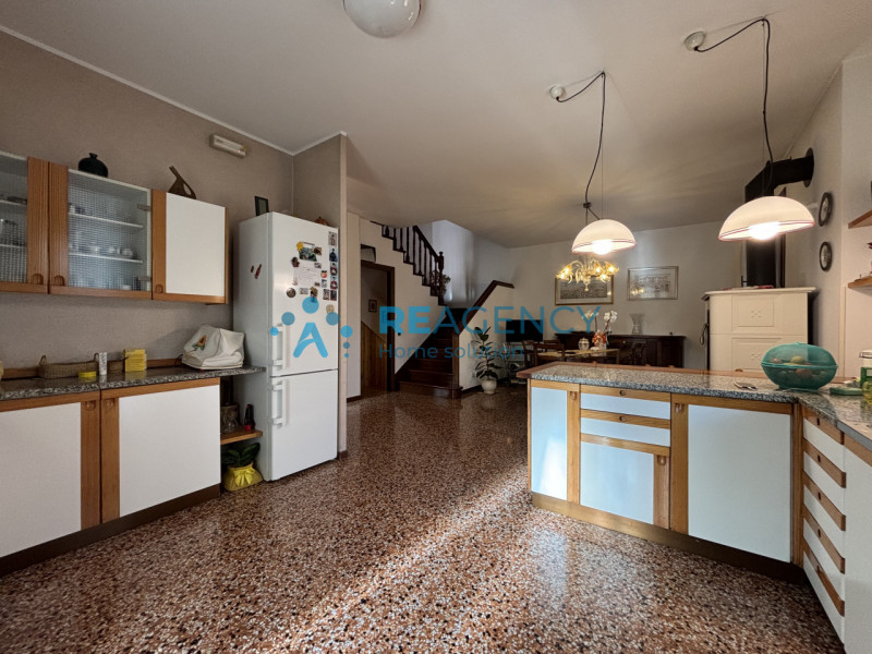 L'immobile è caratterizzato da un curato giardino che circonda la proprietà, offrendo uno spazio ...