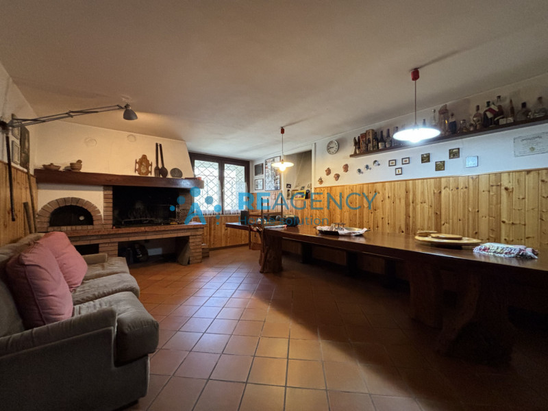 L'immobile è caratterizzato da un curato giardino che circonda la proprietà, offrendo uno spazio ...