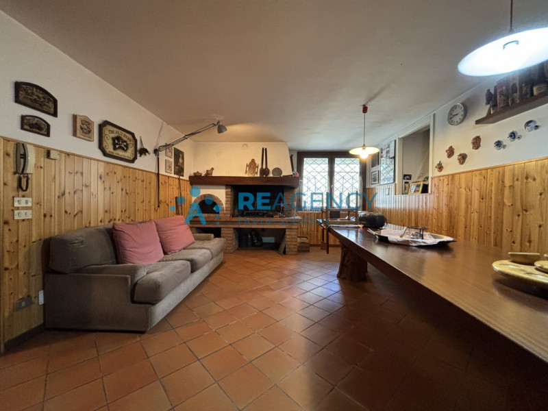 L'immobile è caratterizzato da un curato giardino che circonda la proprietà, offrendo uno spazio ...