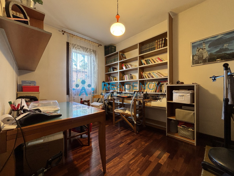 L'immobile è caratterizzato da un curato giardino che circonda la proprietà, offrendo uno spazio ...