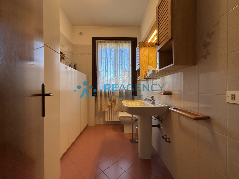 L'immobile è caratterizzato da un curato giardino che circonda la proprietà, offrendo uno spazio ...