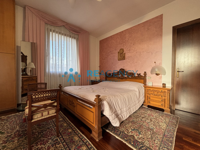 L'immobile è caratterizzato da un curato giardino che circonda la proprietà, offrendo uno spazio ...