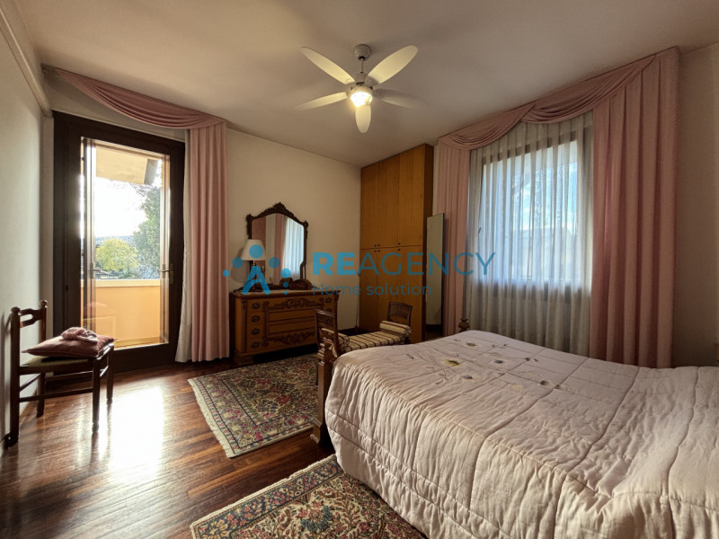 L'immobile è caratterizzato da un curato giardino che circonda la proprietà, offrendo uno spazio ...