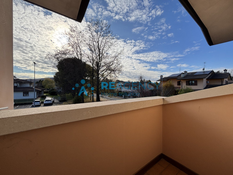 L'immobile è caratterizzato da un curato giardino che circonda la proprietà, offrendo uno spazio ...