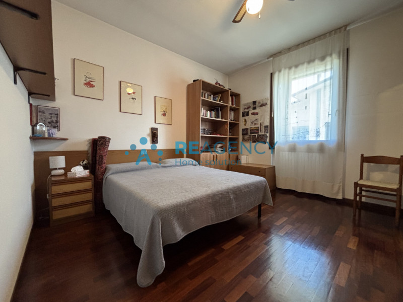 L'immobile è caratterizzato da un curato giardino che circonda la proprietà, offrendo uno spazio ...