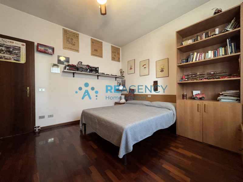 L'immobile è caratterizzato da un curato giardino che circonda la proprietà, offrendo uno spazio ...