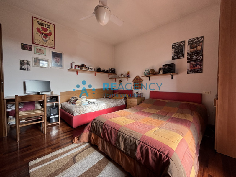 L'immobile è caratterizzato da un curato giardino che circonda la proprietà, offrendo uno spazio ...