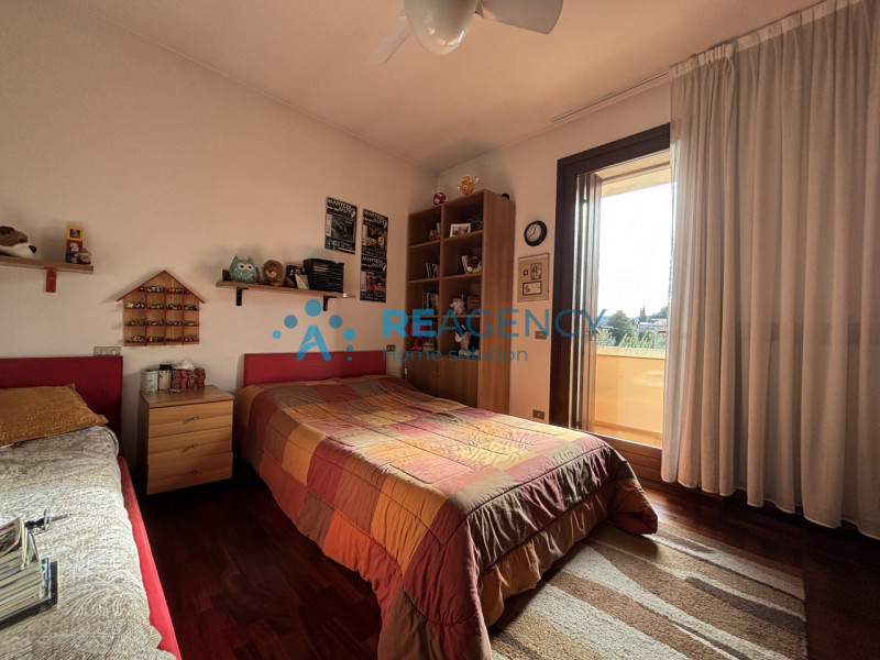 L'immobile è caratterizzato da un curato giardino che circonda la proprietà, offrendo uno spazio ...