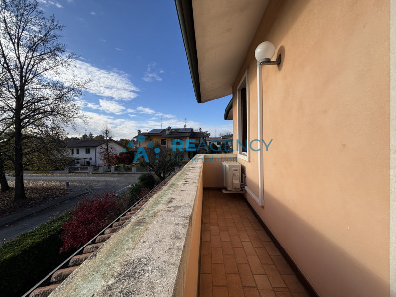 L'immobile è caratterizzato da un curato giardino che circonda la proprietà, offrendo uno spazio ...