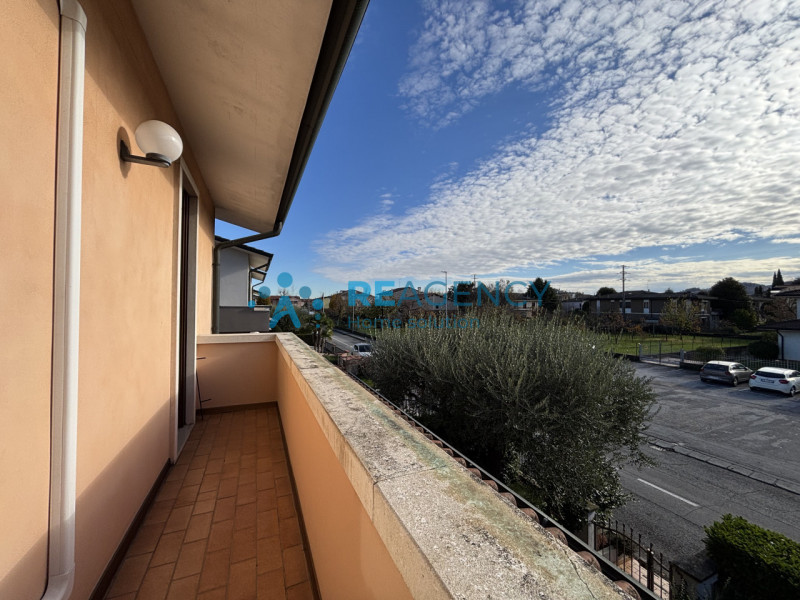 L'immobile è caratterizzato da un curato giardino che circonda la proprietà, offrendo uno spazio ...