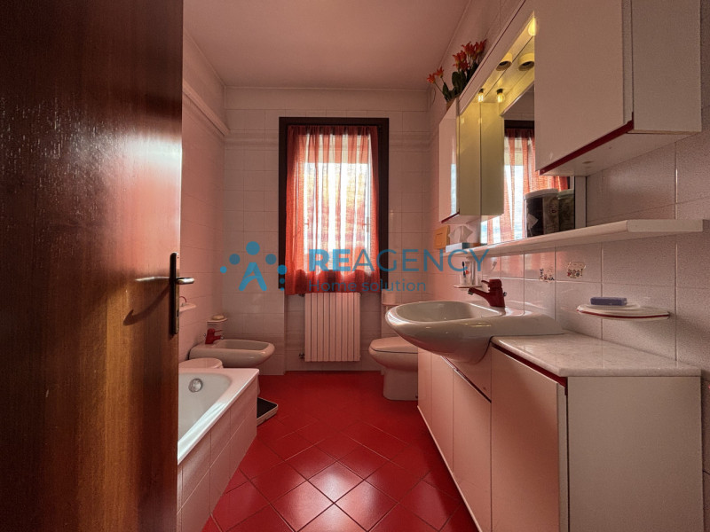 L'immobile è caratterizzato da un curato giardino che circonda la proprietà, offrendo uno spazio ...