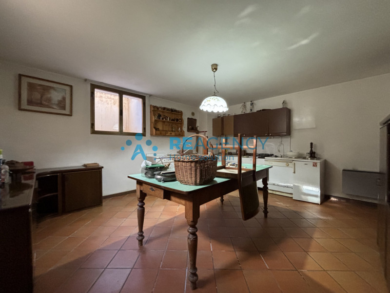 L'immobile è caratterizzato da un curato giardino che circonda la proprietà, offrendo uno spazio ...