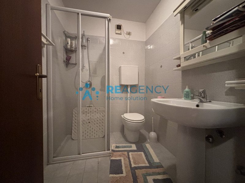 L'immobile è caratterizzato da un curato giardino che circonda la proprietà, offrendo uno spazio ...