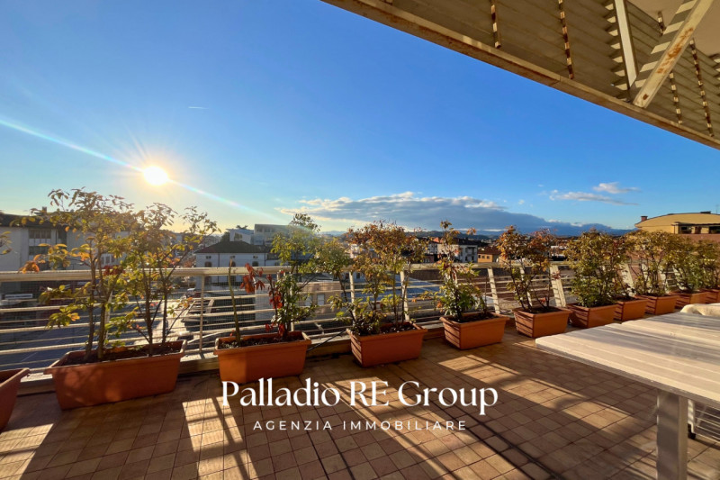 A pochi passi dal centro storico di Vicenza, proponiamo in vendita un esclusivo attico di circa 2...