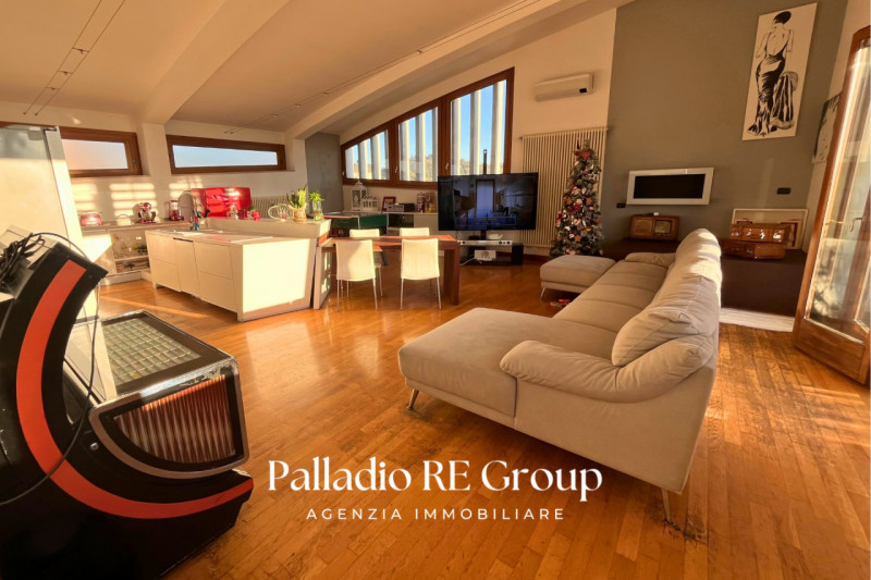 A pochi passi dal centro storico di Vicenza, proponiamo in vendita un esclusivo attico di circa 2...