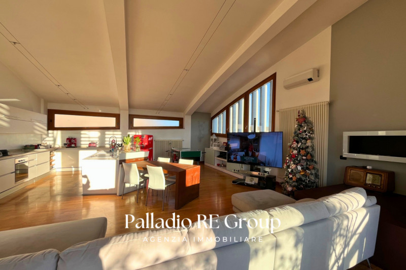 A pochi passi dal centro storico di Vicenza, proponiamo in vendita un esclusivo attico di circa 2...