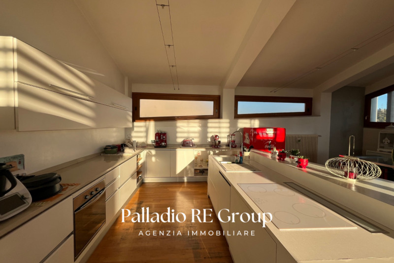 A pochi passi dal centro storico di Vicenza, proponiamo in vendita un esclusivo attico di circa 2...