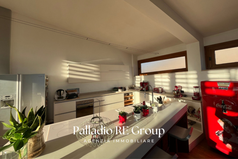 A pochi passi dal centro storico di Vicenza, proponiamo in vendita un esclusivo attico di circa 2...