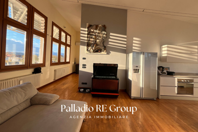 A pochi passi dal centro storico di Vicenza, proponiamo in vendita un esclusivo attico di circa 2...