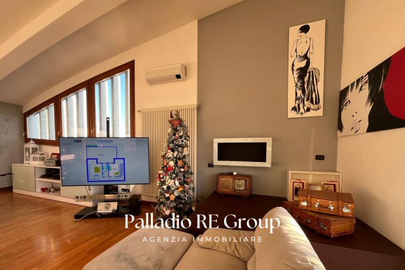 A pochi passi dal centro storico di Vicenza, proponiamo in vendita un esclusivo attico di circa 2...