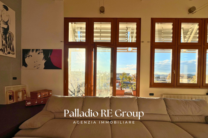 A pochi passi dal centro storico di Vicenza, proponiamo in vendita un esclusivo attico di circa 2...