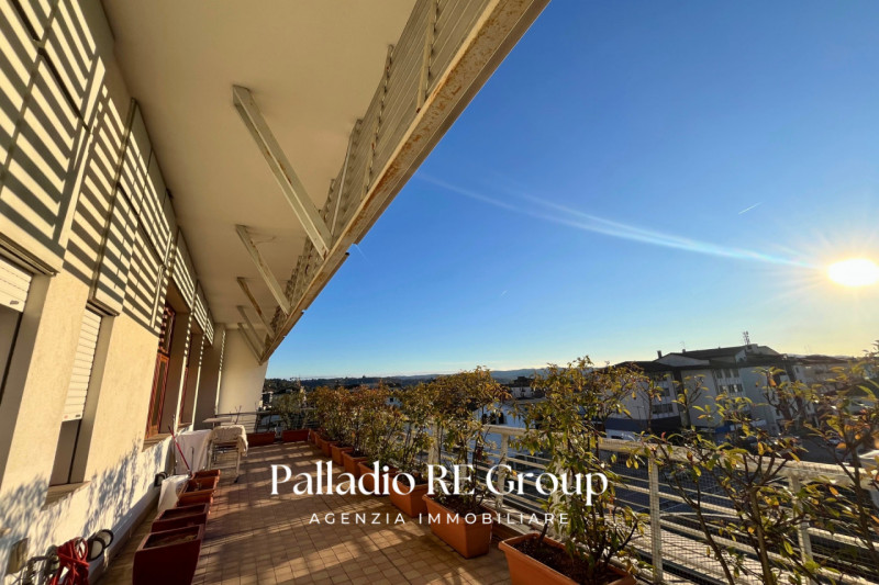 A pochi passi dal centro storico di Vicenza, proponiamo in vendita un esclusivo attico di circa 2...